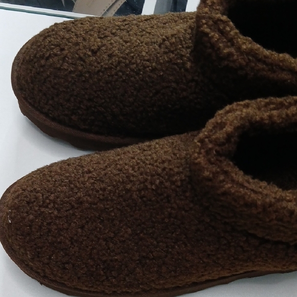 BearPaw Brown Fleece Slippers - Picture 7 of 7